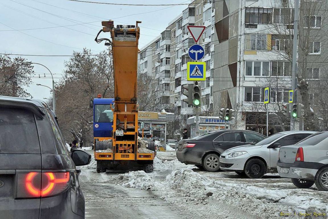 В Екатеринбурге во время уборки снега с улиц будут эвакуировать автомобили.  Рассказываем, где - «Уральский рабочий»